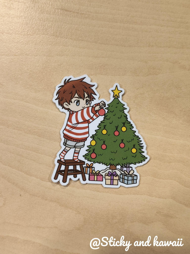 Le garçon qui décore le sapin