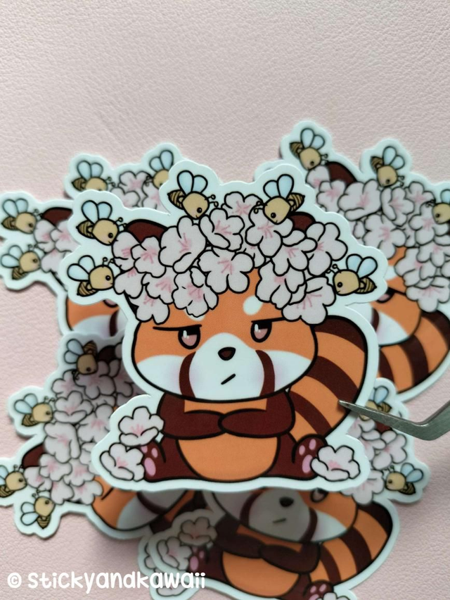 Panda roux et les abeilles